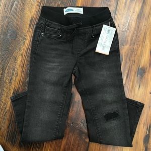 NWT toddler skinny jeans with distressed knee..